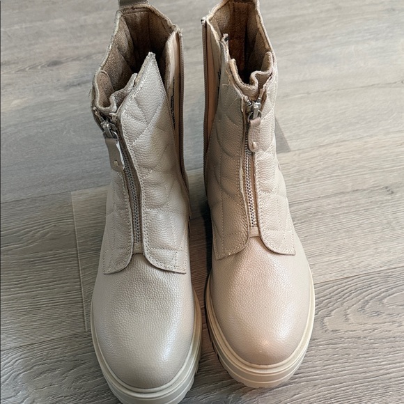 Albero Torresi Shoes - NWOT Zip-Front Quilted Ankle Boot in Light Beige